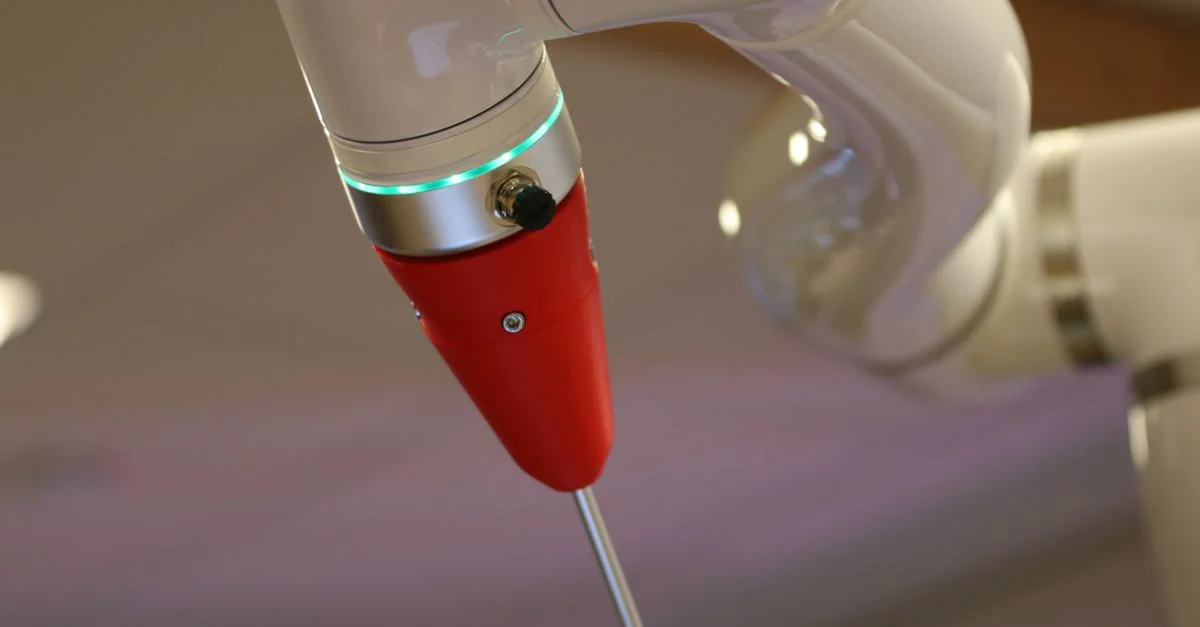 หุ่นยนต์ปลูกผม (Robotic FUE) ปี 2026 แม่นยำกว่าจริงไหม คุ้มจ่ายเพิ่มหรือเปล่า