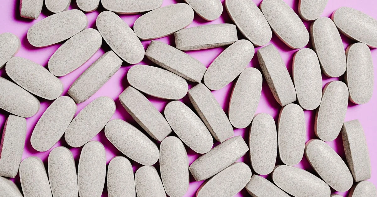 ยาทา Clascoterone เตรียมยื่น FDA ต้นปี 2027: บล็อก DHT เฉพาะที่หนังศีรษะ ไม่กระทบฮอร์โมนทั้งร่าง คืออะไร